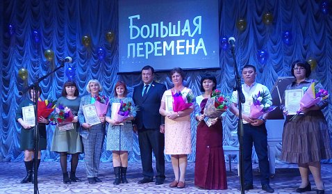 Депутаты поздравили учителей Оренбуржья